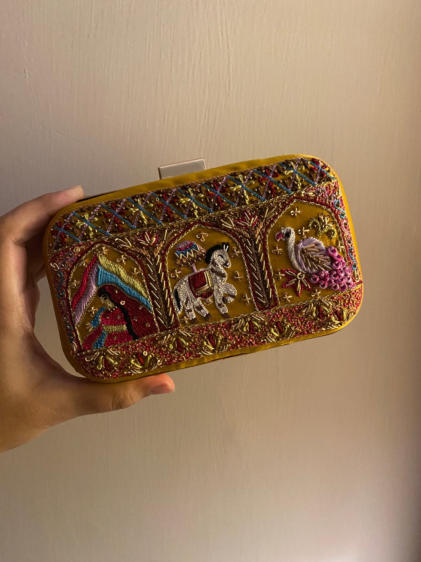 QALA CLUTCH